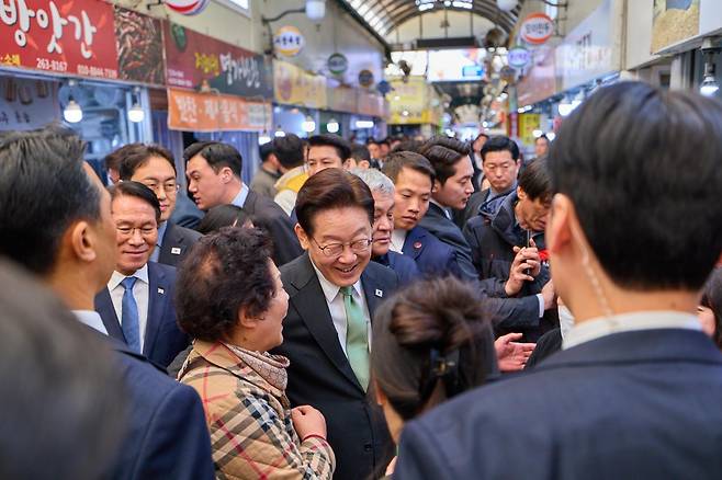 이재명 대통령이 13일 충북 청주 사창시장을 방문해 상인들과 대화하고 있다. 청와대 제공