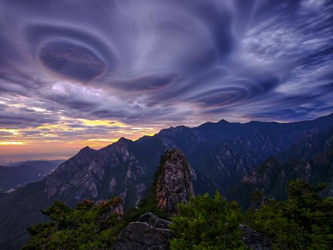 '구름이 빚은 소용돌이'. 석기철/기상청 기상기후 공모전 수상작 대상