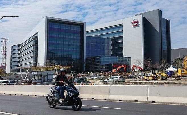 2026년 1월 29일 초미세 공정인 2㎚(나노미터·1㎚는 10억분의 1m) 반도체 공장이 건설 중인 대만 신주과학단지 TSMC 부지 앞. AI 반도체 수요 확대에 대응한 차세대 생산 라인 투자 현장이다. /AP연합