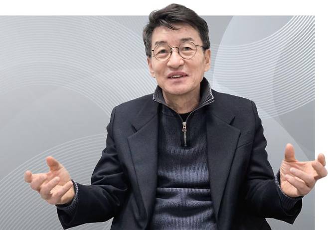 류근관 서울대 경제학부 교수 - 서울대 경제학 학·석사, 전 UCLA 경제학과 조교수, 전 통계청장, 전 UN 통계위원회 의장단, 전 OECD 통계정책위원회 의장단 / 윤희훈 기자