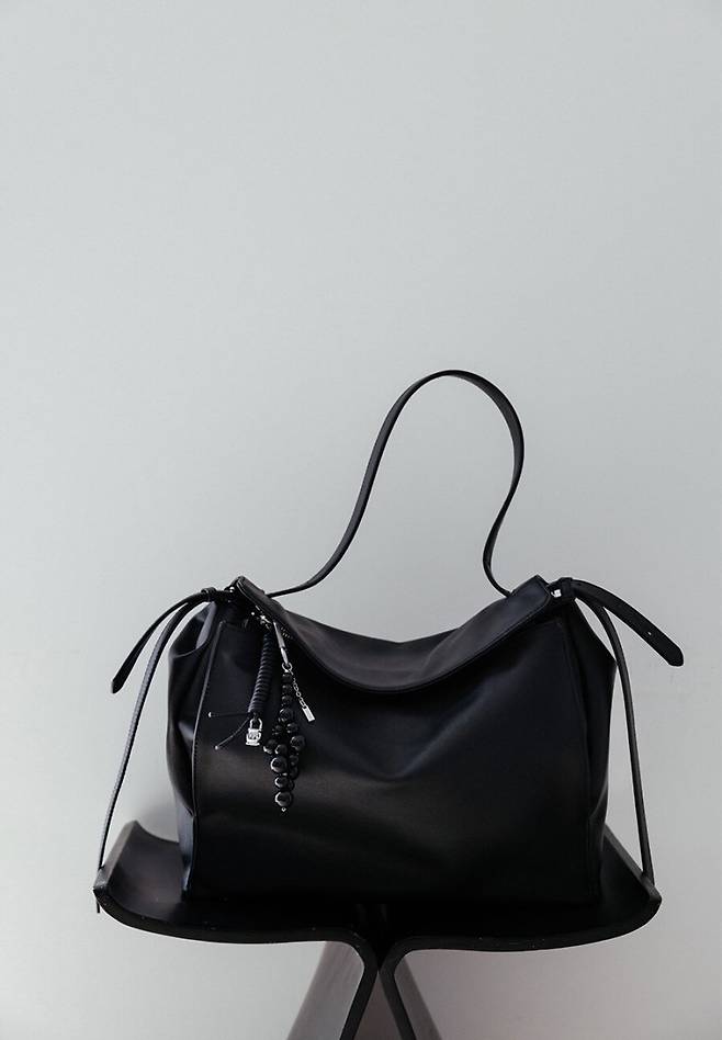 루에브르 '트라페즈 숄더백'