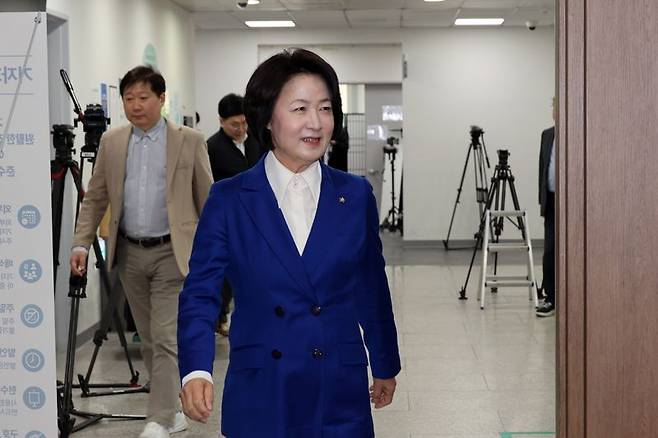 더불어민주당 추미애 의원이 12일 국회 소통관에서 2026년 지방선거 경기도 지사 후보 출마 회견을 하기 위해 입장하고 있다. 사진=서동일 기자