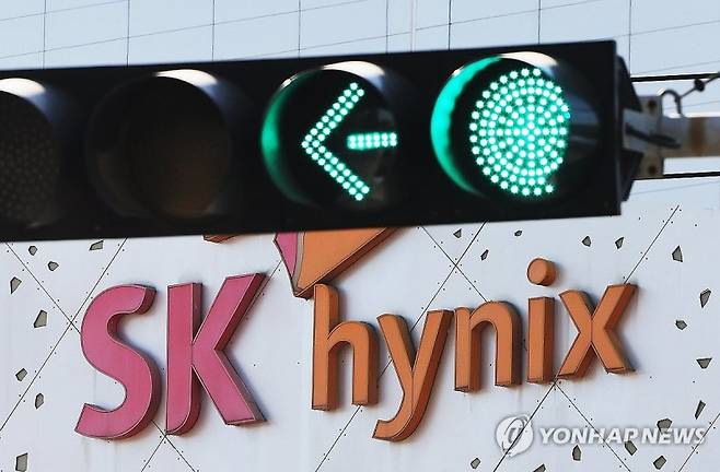 SK하이닉스가 인공지능(AI) 시대 메모리 수요 폭증의 최대 수혜주로 부상하며 증권가의 목표주가 상향이 이어지고 있다. KB증권은 올해 D램과 낸드 가격이 각각 111%, 118% 급등할 것으로 보며 SK하이닉스의 연간 영업이익이 전년 대비 약 4배 증가한 177조원을 기록할 것으로 전망했다. /사진=연합뉴스