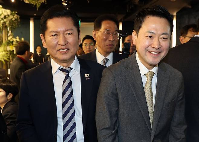 정청래(왼쪽) 더불어민주당 대표와 장동혁 국민의힘 대표가 10일 서울 영등포구 한국노총 웨딩여율리에서 열린 '한국노총 창립 제80주년 기념식 및 후원의 날'에 참석하고 있다. 뉴시스