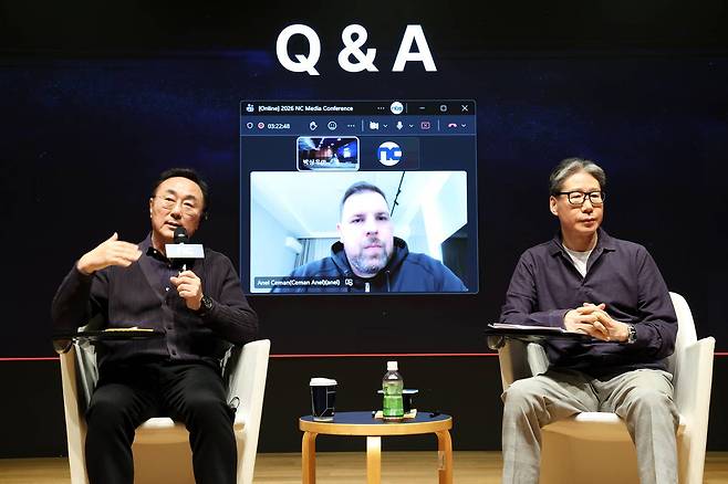 (좌)박병무 공동대표, (화면)아넬 체만 센터장, (우)홍원준 CFO