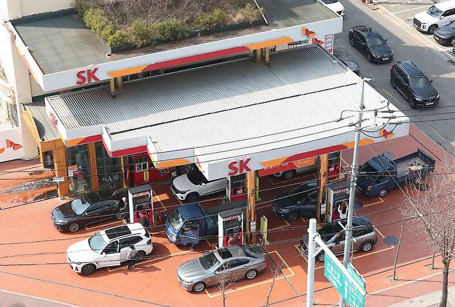 정부가 석유 최고가격제를 검토 중인 12일 서울 노원구 한 주유소에 차량들이 몰려 있다. 12일 한국석유공사 유가정보시스템 오피넷에 따르면 해당 주유소는 오후 2시 기준 보통휘발유 가격이 리터당 1769원으로 서울 최저가를 기록했다. 연합뉴스