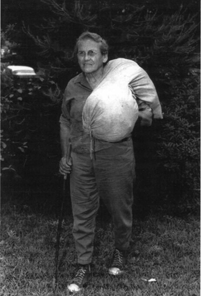 ‘엠마 할머니’(그랜마 게이트우드)로 잘 알려진 미국의 초경량 하이킹 개척자 엠마 게이트우드(1887~1973). 수오서재 제공