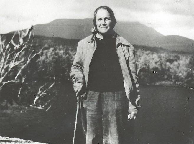 1973년 86살의 나이로 영면하기까지 엠마 게이트우드는 지구 둘레의 절반에 육박하는 2만2500㎞ 이상을 걸었다. 수오서재 제공