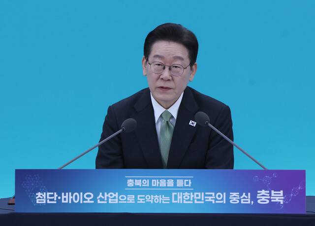 이재명 대통령이 13일 충북 청주 오스코에서 열린 ‘충북의 마음을 듣다’ 타운홀미팅 간담회에서 발언을 하고 있다. 청와대사진기자단