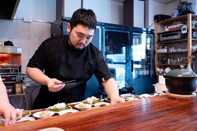 조성주 셰프가 매장 주방에서 음식을 담아내고 있다. 장준우 제공