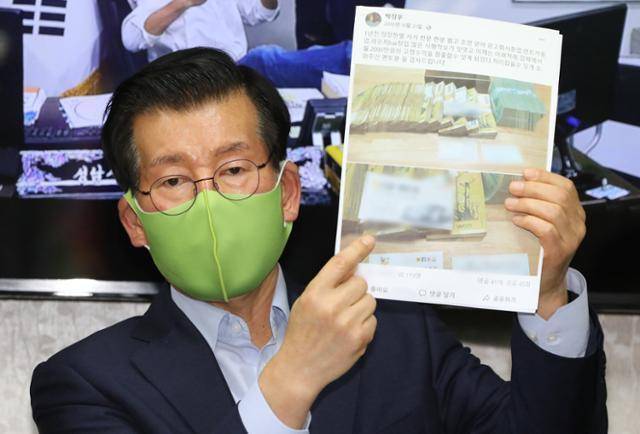 2021년 10월 20일 장영하 당시 변호사가 경기 성남시의 변호사 사무실에서 열린 기자회견에서 5만 원 지폐 묶음 사진을 가리키며, '국제마피아파가 이재명 전 성남시장에게 건넨 뇌물'이라고 주장하고 있다. 한국일보 자료사진