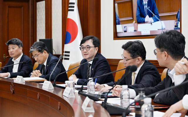 임기근 기획예산처 장관 직무대행 차관이 13일 오전 서울 종로구 정부서울청사에서 열린 중동상황 점검 관계부처 차관회의를 주재하고 있다. 기획예산처 제공