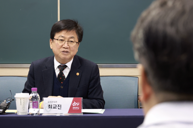최교진 교육부 장관이 지난달 9일 충북대 의대를 방문해 의대 교육 여건을 점검하고 의대 교육 관계자와 현장 간담회를 진행하고 있다. 교육부 제공