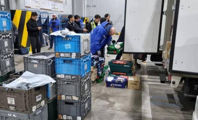 해럴드 로저스 쿠팡 임시대표로 추정되는 인물(맨 오른쪽)이 12일 경기 성남시 쿠팡 로지스틱스서비스 캠프에서 파란색 점퍼를 입은 채 택배 차량에 물건을 싣고 있다. 온라인 커뮤니티 캡처