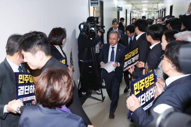 개혁진보 4당 의원들이 13일 서울 여의도 국회에서 열린 정치개혁특별위원회 전체회의에 앞서 송기현(가운데) 위원장에게 항의하고 있다. 뉴스1