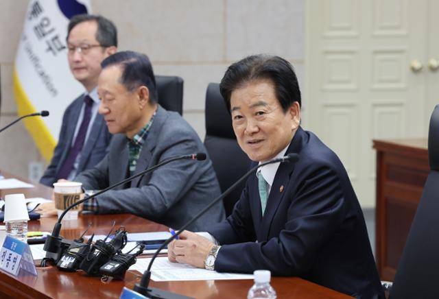 정동영(오른쪽) 통일부 장관이 13일 서울 종로구 남북회담본부에서 열린 한반도 평화전략 자문단 3차 회의에서 발언하고 있다. 연합뉴스