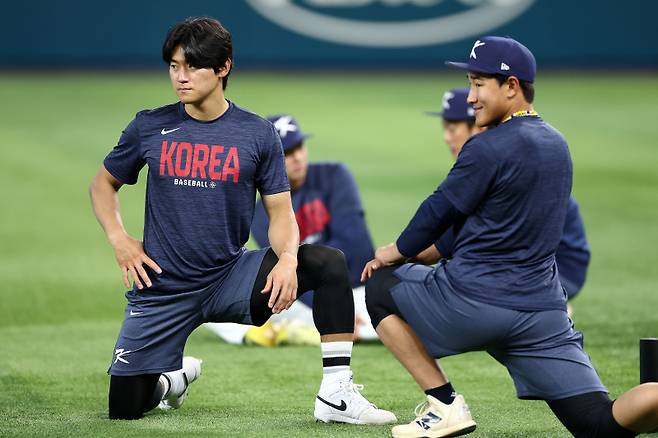 <yonhap photo-3324="">대한민국 야구 대표팀 김도영과 안현민이 월드베이스볼클래식(WBC) 준준결승을 하루 앞둔 12일(현지시간) 미국 플로리다주 마이애미 론디포파크에서 열린 훈련에서 몸을 풀고 있다. [사진=연합뉴스]</yonhap>