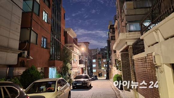 서울 동대문구 이문동 빌라들에 불이 켜져 있다. [사진=아이뉴스24 DB]