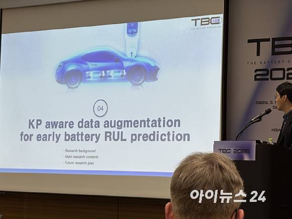 김종훈 충남대 전기공학과 교수가 12일 인터배터리 2026에서 배터리 잔존수명(RUL) 조기 예측 연구를 설명하고 있다. [사진=권서아 기자]