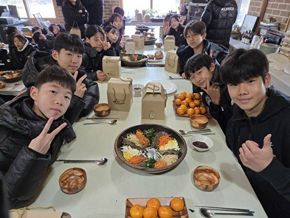 전남 해남군 스포츠 선수단동계훈련 선수들이 문화체험을 하고 있다. [사진=해남군청]