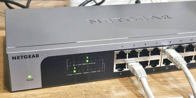 PC방처럼 대규모 장비를 네트워크에 연결하려면 데이터 분배 장비(스위치)가 필요하다 / 출처=IT동아