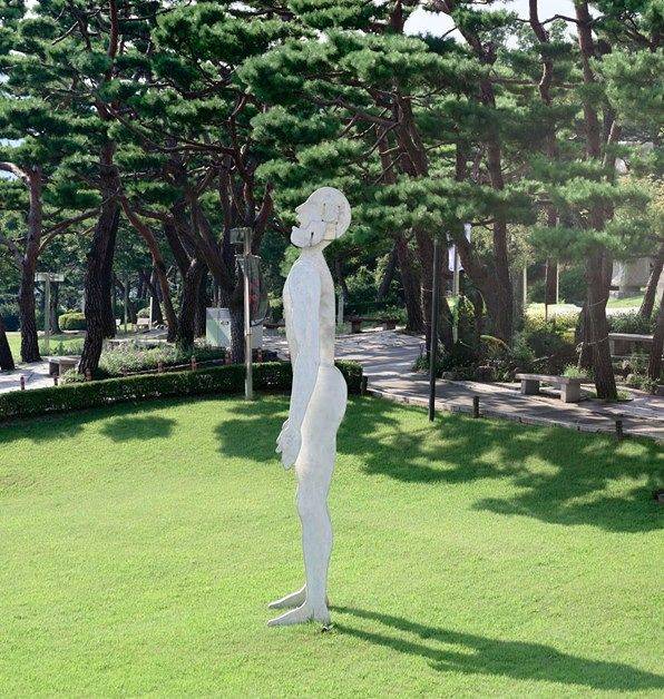 국립현대미술관 과천관 야외조각장에 있는 ‘노래하는 사람’, 1994. [사진 김진현]