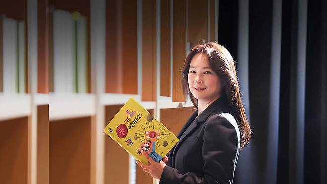 19일 서울 마포구 중앙일보 사옥을 찾은 지수희 플레이코노미 대표가 머니랩과 인터뷰를 진행하고 있다. 한국경제TV에서 15년간 기자로 활동했던 지 대표는 놀이와 경제를 접목한 방식으로 아이들이 쉽게 이해하고 흥미를 느낄 수 있는 경제 교육 콘텐트를 개발하고 있다. 저서로는『동화와 놀이로 배우는 어린이 플레이코노미』,『존리가 알려주는 부자엄마 되는 법』등이 있다. 김경록 기자