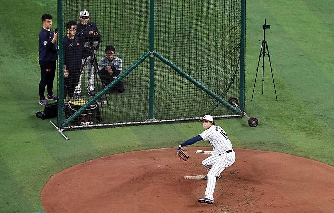 일본야구대표팀 오타니 쇼헤이가 12일 오전(현지시간) 미국 플로리다주 마이애미 론디포파크에서 열린 2026월드베이스볼클래식 일본 공식훈련에서 라이브피칭을 하고 있다. 뉴스1