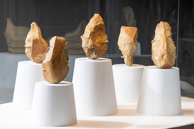 12일 경기도 연천 전곡선사박물관 상설전시 구석기실이 개편을 마치고 언론에 공개됐다. 1978년 미군 병사 그렉 보웬이 발견한 주먹도끼를 비롯해 전곡리에서 초기에 출토된 아슐리안형 주먹도끼 5점이 나란히 전시돼 있다. 우상조 기자