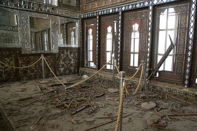 지난 3일 이란 테헤란 골레스탄 궁전 내부가 미국과 이스라엘 공습에 의한 충격으로 손상을 입었다. 신화=연합뉴스