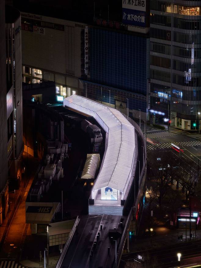 도쿄 긴자를 지나는 고속도로에서 '브리지 오브 라이트' 쇼가 펼쳐졌다. ⓒNacása & Partners