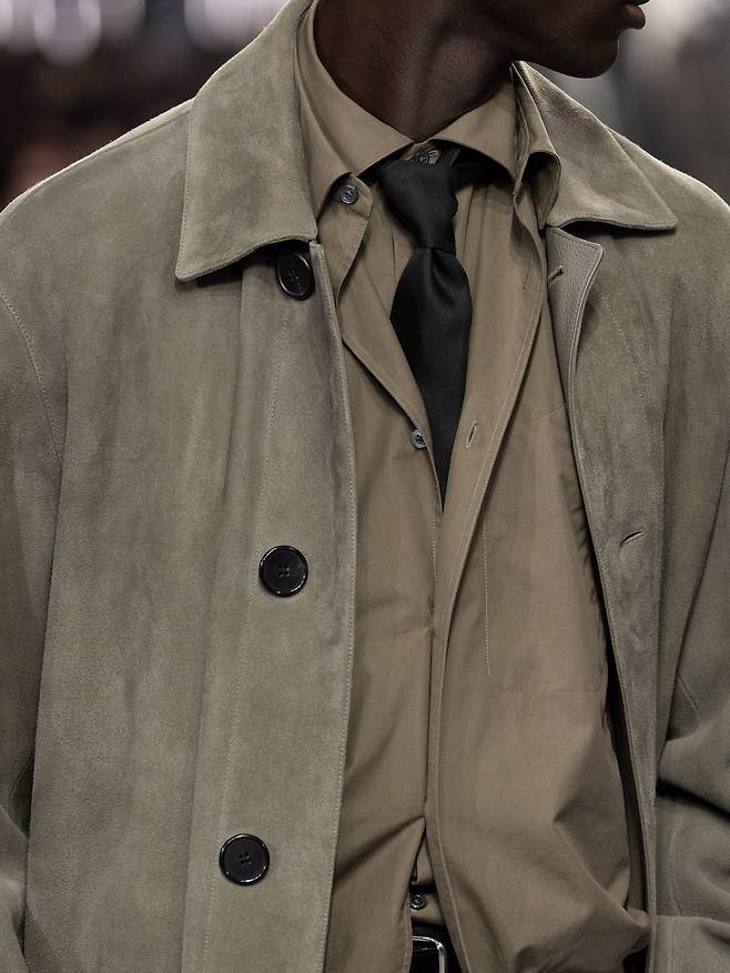 시선을 이끈 디테일. 디어스킨 소재의 코트 ⓒKoji Shimamura