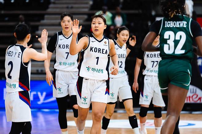 여자농구대표팀 박지현(가운데)이 12일(한국시간) 프랑스 빌뢰르반의 아스트로발에서 열린 2026 FIBA 여자 농구 월드컵 최종예선 A조 2차전 나이지리아와의 경기에서 동료들과 하이파이브를 하고 있다. 사진 FIBA