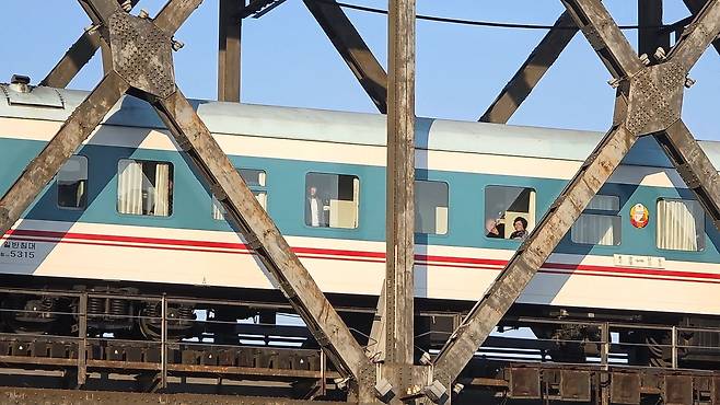 12일 오후 중국 랴오닝성 단둥시 중조우의교를 건너고 있는 평양발 베이징행 여객열차. 사진 이도성 특파원