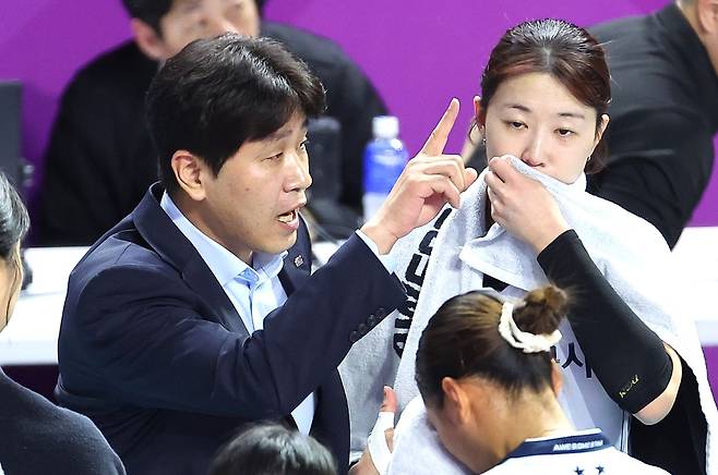 작전 지시하는 김종민 감독   (인천=연합뉴스) 임순석 기자 = 14일 인천 삼산월드체육관에서 열린 프로배구 V리그 여자부 흥국생명과 한국도로공사의 경기. 한국도로공사 김종민 감독이 작전을 지시하고 있다. 2026.1.14   soonseok02@yna.co.kr (끝)  〈저작권자(c) 연합뉴스, 무단 전재-재배포, AI 학습 및 활용 금지〉