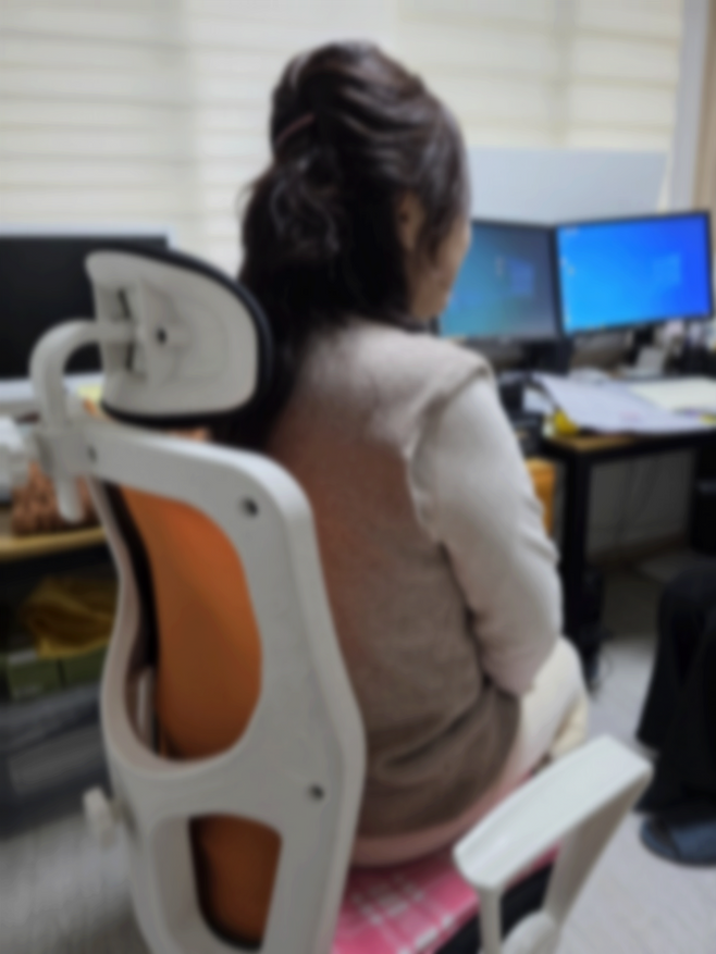 ▲A씨가 강원권역 고립·은둔 청년지원센터에서 지난달 본지와 인터뷰를 갖고 아들의 고립·은둔 당시의 상황을 설명하고 있다