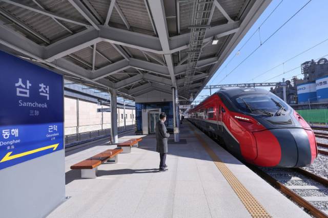 ▲ 삼척~강릉 고속철도 등 대형 SOC 사업이 최근 정부 예타를 통과하는 등 국가 기간 교통망 확충이 현실화된 가운데, 지역내 각 사업과의 연계성 강화를 위해 속도감 있는 사업 추진이 절실하다는 지적이 제기되고 있다. 사진은 지난해 개통한 포항~삼척간 고속철도 개통 열차이다.