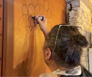 일본 현대미술가 무라카미 다카시가 사인하는 모습.    /금돼지식당 제공