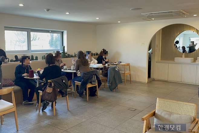 '바늘이야기' 카페에서 사람들이 뜨개질을 하고 있다. / 사진=박상경 기자