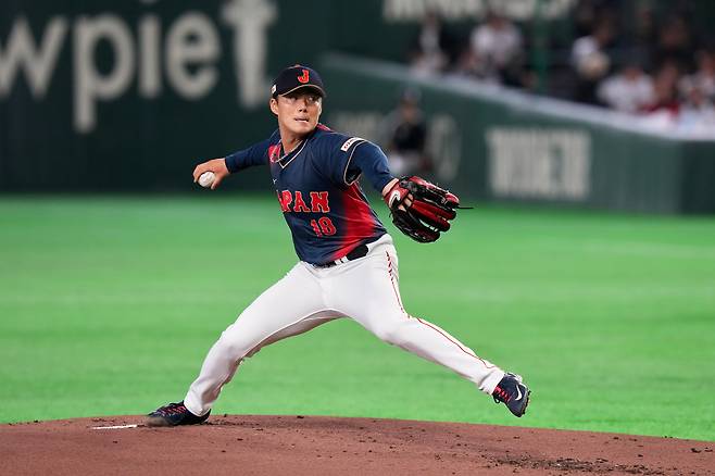 야마모토 요시노부가 지난 6일 일본 도쿄돔에서 열린 대만과 2026 월드베이스볼클래식 조별리그 경기에서 공을 던지고 있다. 도쿄 | AP연합뉴스