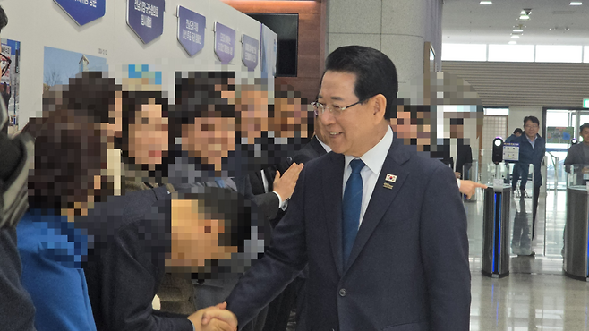 지난 9일 오후 3선 예비후보 등록을 위해 전남도청 1층 로비를 나서는 김영록 전남도지사가 간부 공무원과 악수를 하고 있다. 독자제공