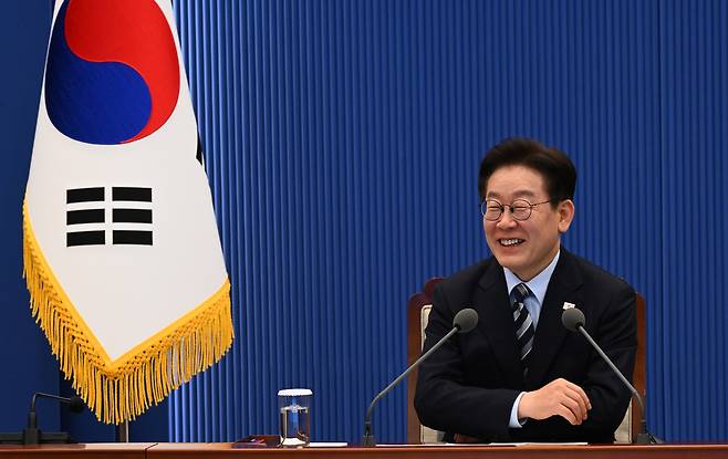 이재명 대통령이 지난 12일 청와대에서 열린 수석보좌관회의에서 발언하며 웃고 있다. 청와대사진기자단