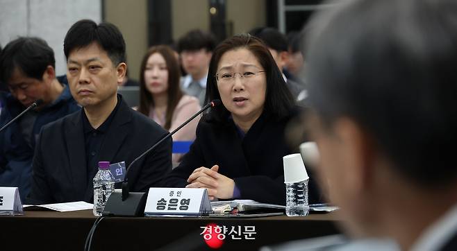 송은영 이태원역장(오른쪽)이 13일 서울 중구 은행회관에서 열린 10·29 이태원참사 진상규명 청문회에서 위원들의 질의에 답변하고 있다. 왼쪽은 송병주 전 용산경찰서 112상활실장.