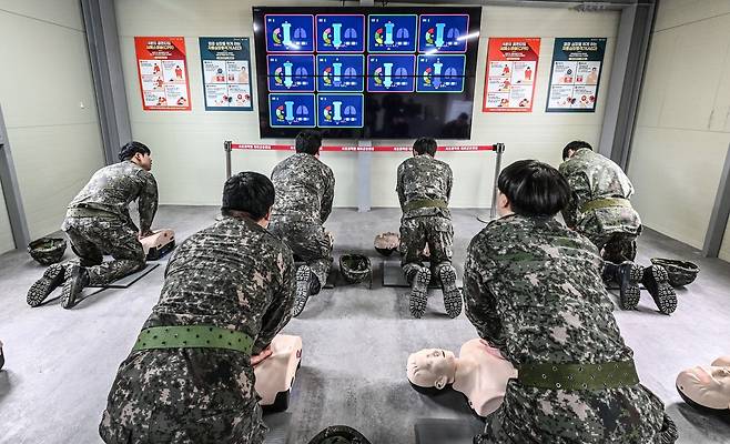 Trainees take part in CPR training using sensor-equipped mannequins while a screen displays whether their chest compressions meet the recommended standards. (Republic of Korea Army)