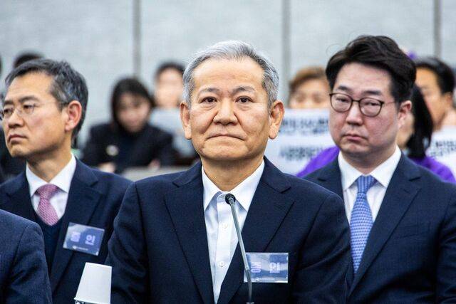 이상민 전 행정안전부 장관이 12일 오후 서울 중구 은행회관에서 열린 10·29 이태원참사 진상규명 청문회에 증인으로 참석한 가운데 유가족들이 손팻말을 들고 방청하고 있다. 권현구 기자