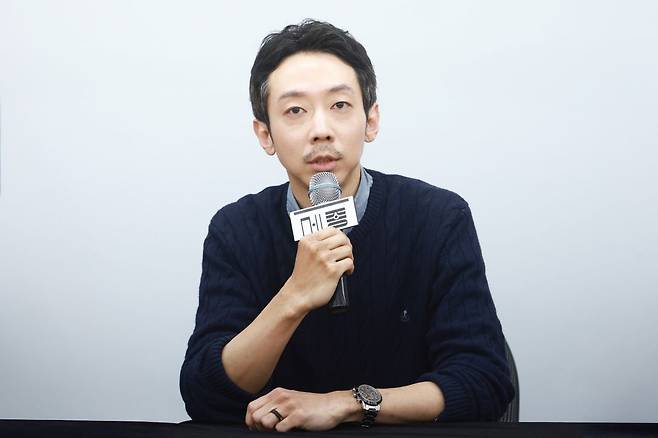 이준우 서울시극단 단장이 지난 12일 세종문화회관에서 열린 연극 ‘빅 마더’ 기자간담회에서 취재진의 질문에 답하고 있다.  연합뉴스