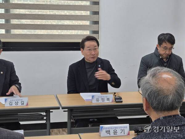 유정복 인천시장이 인천 남동구 S-OIL 신화상사 주원고개주유소에 방문해 백윤기 한국주유소협회 인천지회장과 대화를 나누고 있다. 박상후기자