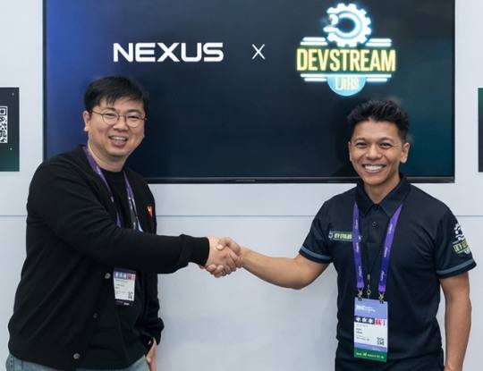 넥써쓰와 데브 스트림 랩스 관계자가 전략적 파트너십 체결 뒤 기념촬영을 하고 있다. 사진 제공 : 넥써쓰