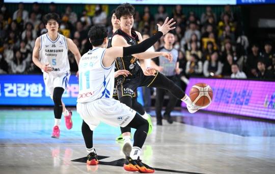 LG 양준석의 패스. 사진[연합뉴스]