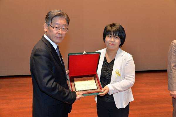 ▲ 장지화 예비후보가 학부모회장 시절 이재명 성남시장에게 성남형 교육유공자상을 받는 모습. 사진=장지화
